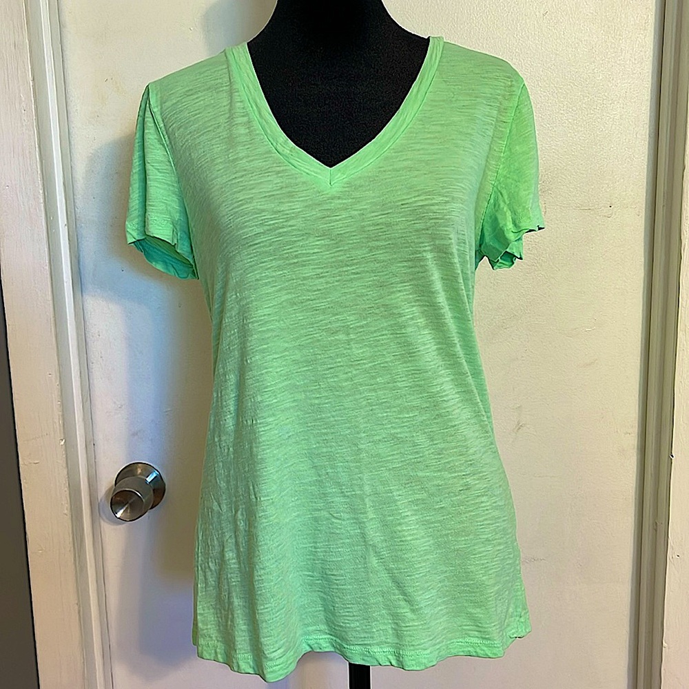 NWOT Universal Thread V Neck Tee. Size medium
